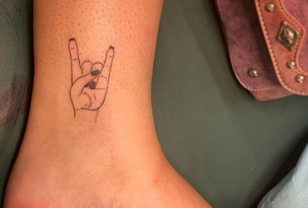 tatuagem na mao pequena linda